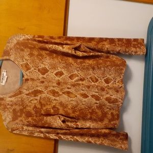 Tape measure ny slinky snake print top size small